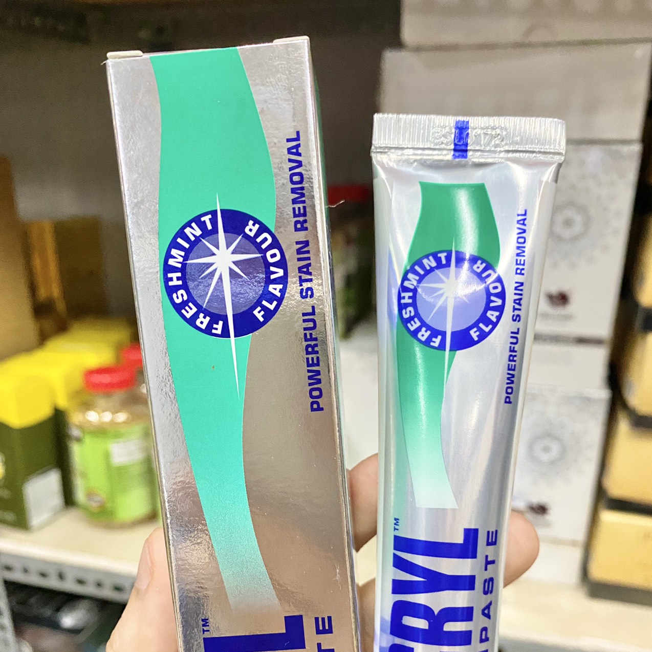 15484-z2814050573946-b7fff21db5726bd7a160e44ffe4fc70d-3.jpg Kem Đánh Răng Giảm Hôi Miệng Eucryl Toothpaste 50ml Của Anh - 5011309895513