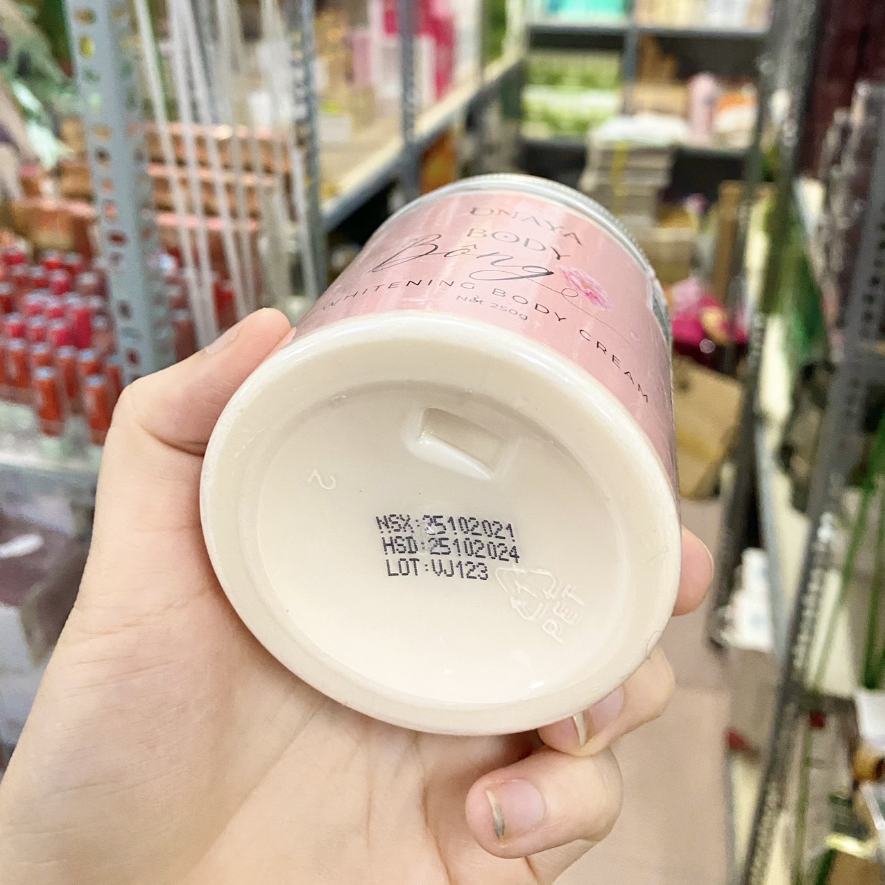 15558-z2908310858555-419f553b2bb2905f3b60dfccbca1a9ba-4.jpg Kem Body Bông Onaya 250g - 8938540224063