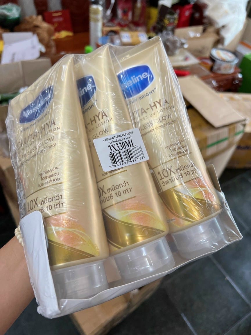 16276-276146844-3236709346652451-87303571645499641-n-1.jpg Sữa Dưỡng Thể Vaseline 10X Vàng Healthy Bright Gluta Hya Serum Flawless Glow 330ml (Hàng nhập khẩu có tem phụ) - 8851932427739
