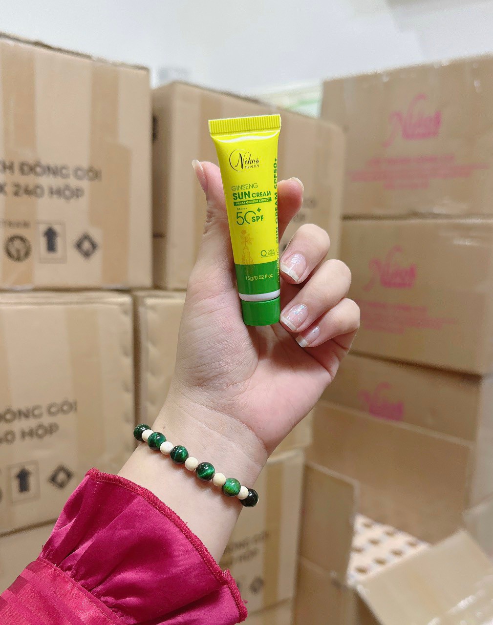 19827-z4422947088734-be251bf8c72622aded224c8ff810f2ab-4.jpg Kem Chống Nắng Rễ Sâm Nicos Beauty Mini 15g - 8938549741059