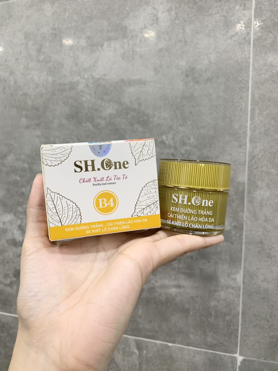 19887-z4432114953021-4eb51c3661b331f68d63e6049b4e216f-2.jpg Kem Face Dưỡng Trắng Chống Lão Hoá B4 SH One Vàng Chiết Xuất Lá Tía Tô - FACEVANGB4