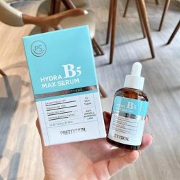 SERUM PRETTYSKIN ĐƯỢC THOA ĐỀU TRÊN DA TAY CHO THẤY ĐỘ ẨM MƯỢT
