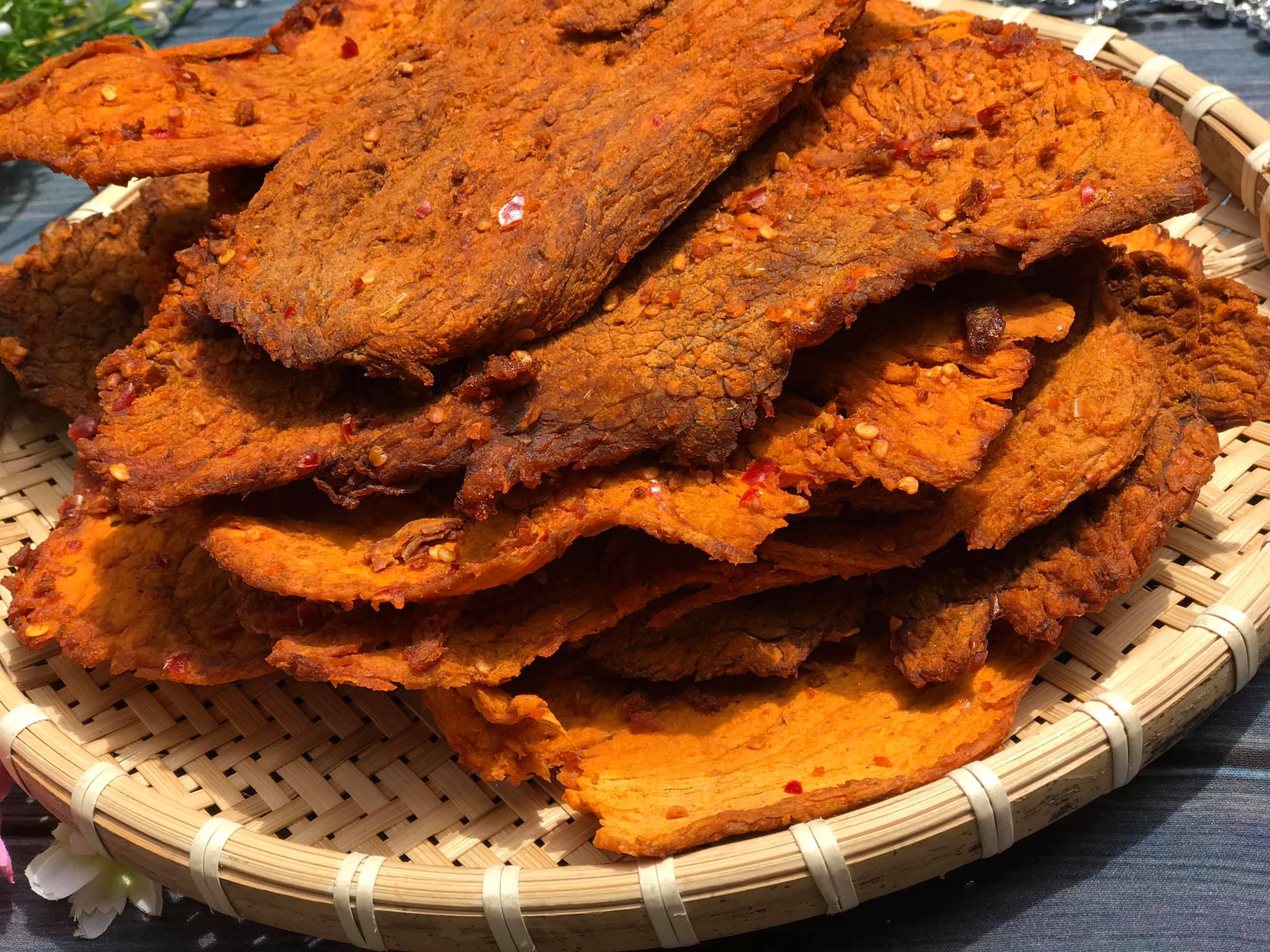 22742_67534220-2945831375643068-7191821509067800576-o-d1e6daa860dc4d46afa27c9bdcea724b_20241113154310-3.jpg Hộp Quà Tết Khô Bò Miếng Loại Đặc Biệt 500g - Hộp Ngôi Sao Lớn - Hộp Quà Tết 2026 - 8936208933623