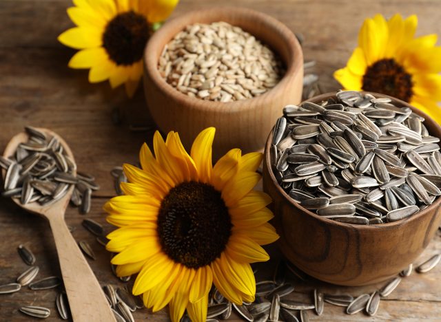 22765_sunflower-seeds-4057_20241114094554-5.jpg Hộp Quà Tết Hạt Hướng Dương 300g - Hộp Sun Khía Hộp Quà Tết 2026 - 8936208933845