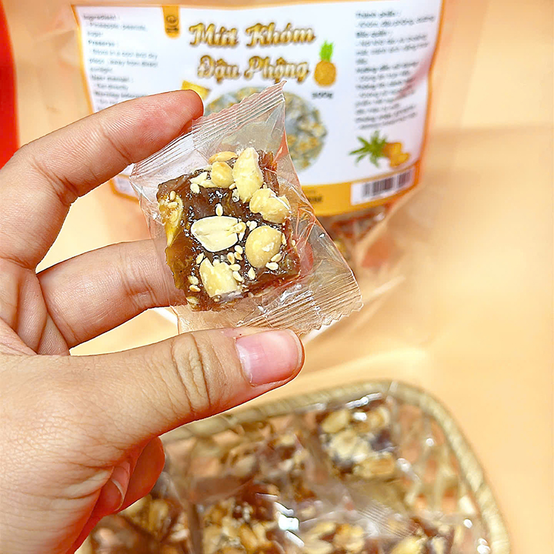 23380_z6125808205057-c5940f702d03004f6e02ebaa068cc83b_20241214103018-5.jpg Mứt Khóm Đậu Phộng Túi Zip 300g - MKDPTZ