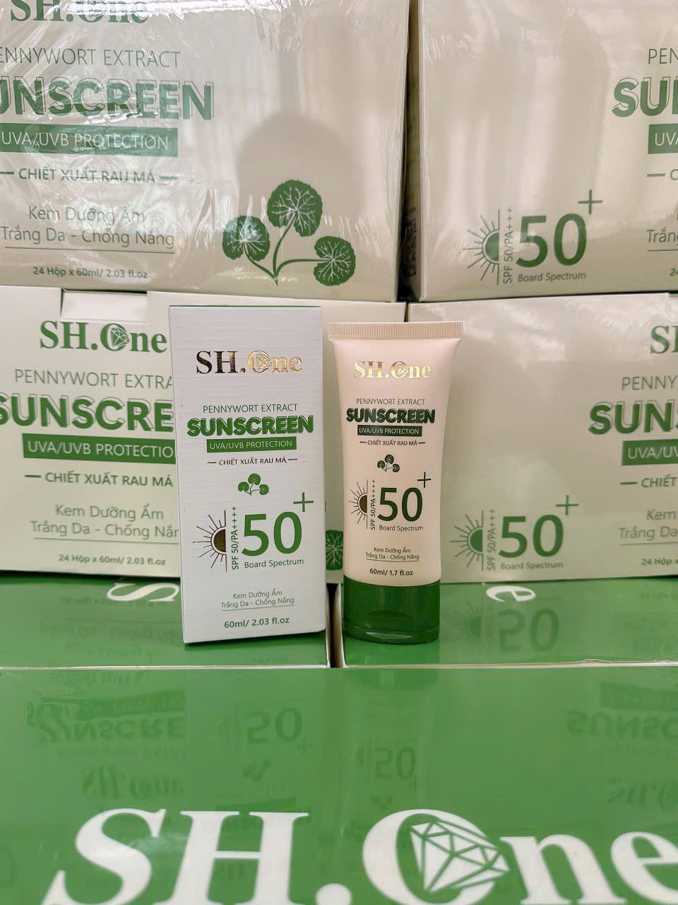 24692_z5639289835203-2c92cff90d3fe62a00badfce2d7ca887_20240716192018-1.jpg Kem Chống Nắng SH One Chiết Xuất Rau Má 60ml - KCNSHONE