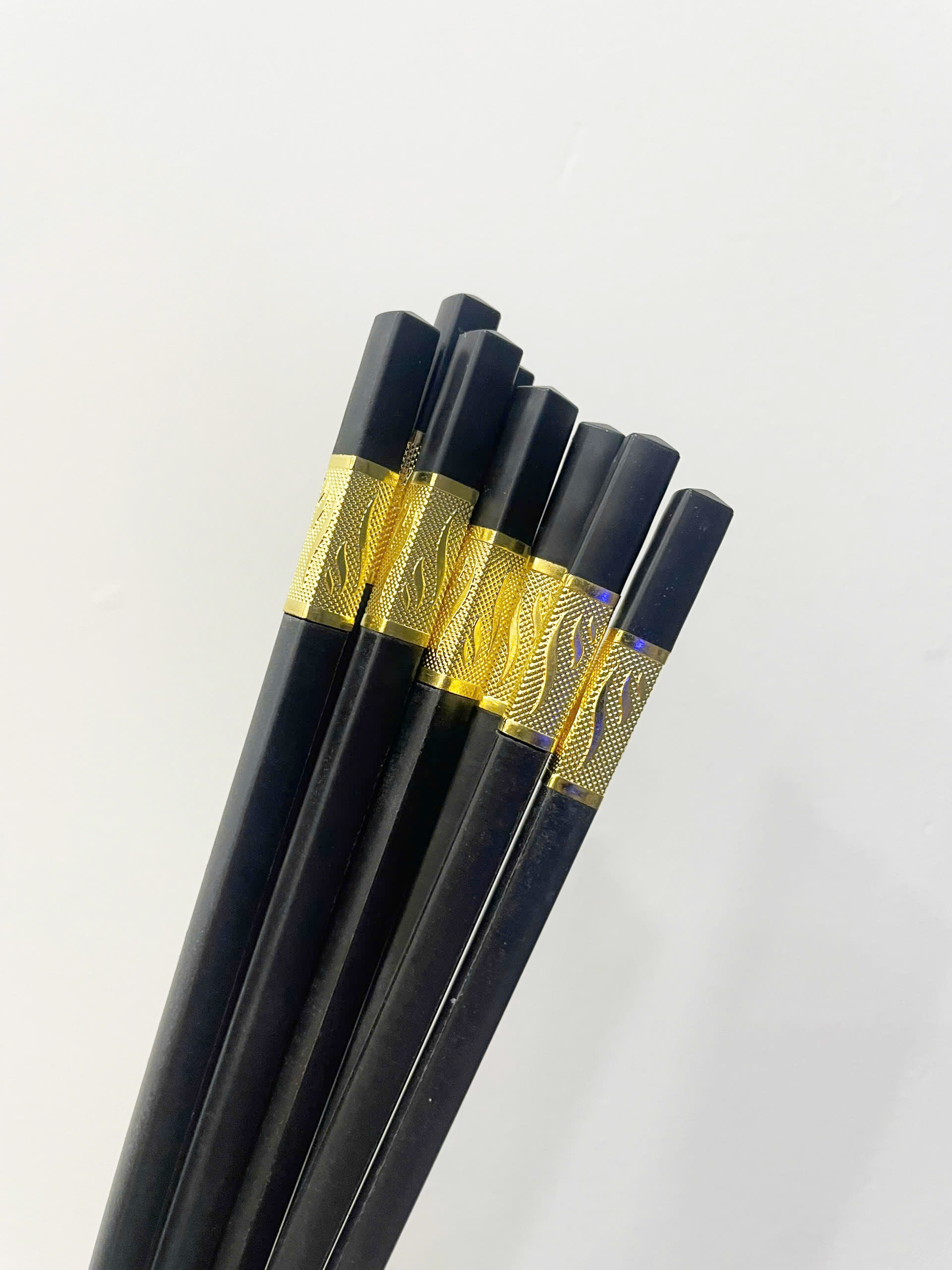 24968_z5768923580530-c5262dfccac1fb915a595cbe2133db62_20240826175639-3.jpg Bộ 10 Đôi Đũa Hợp Kim Mạ Vàng Cao Cấp 27x7.5cm - DHKMV01