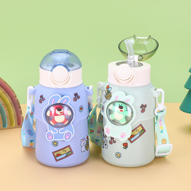 25077_o1cn01xmd8hv1gfhx9pqo3t-2215420500649-0-cib_20240917100515-3.jpg Bình Nước Gấu 600ml Tặng Kèm Sticker 19x9cm - BDNG01