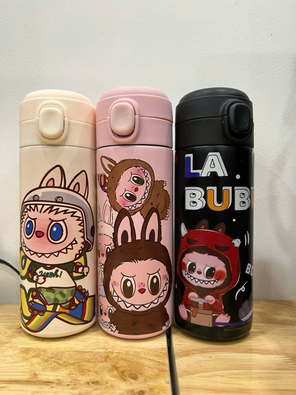 Bình Giữ Nhiệt Labubu Không Quay Xách 450ml 6.5x19.5cm Bình Giữ Nhiệt Labubu Không Quay Xách 450ml 6.5x19.5cm