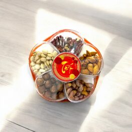 Set Hộp Mix Hạt 6 Vị (Hạt Điều, Óc Chó, Macca, Bí Xanh, Hạt Dẻ Cười, Hạnh Nhân Rang Bơ) Bông Mai 600G Hộp Tết - HLVHBM600