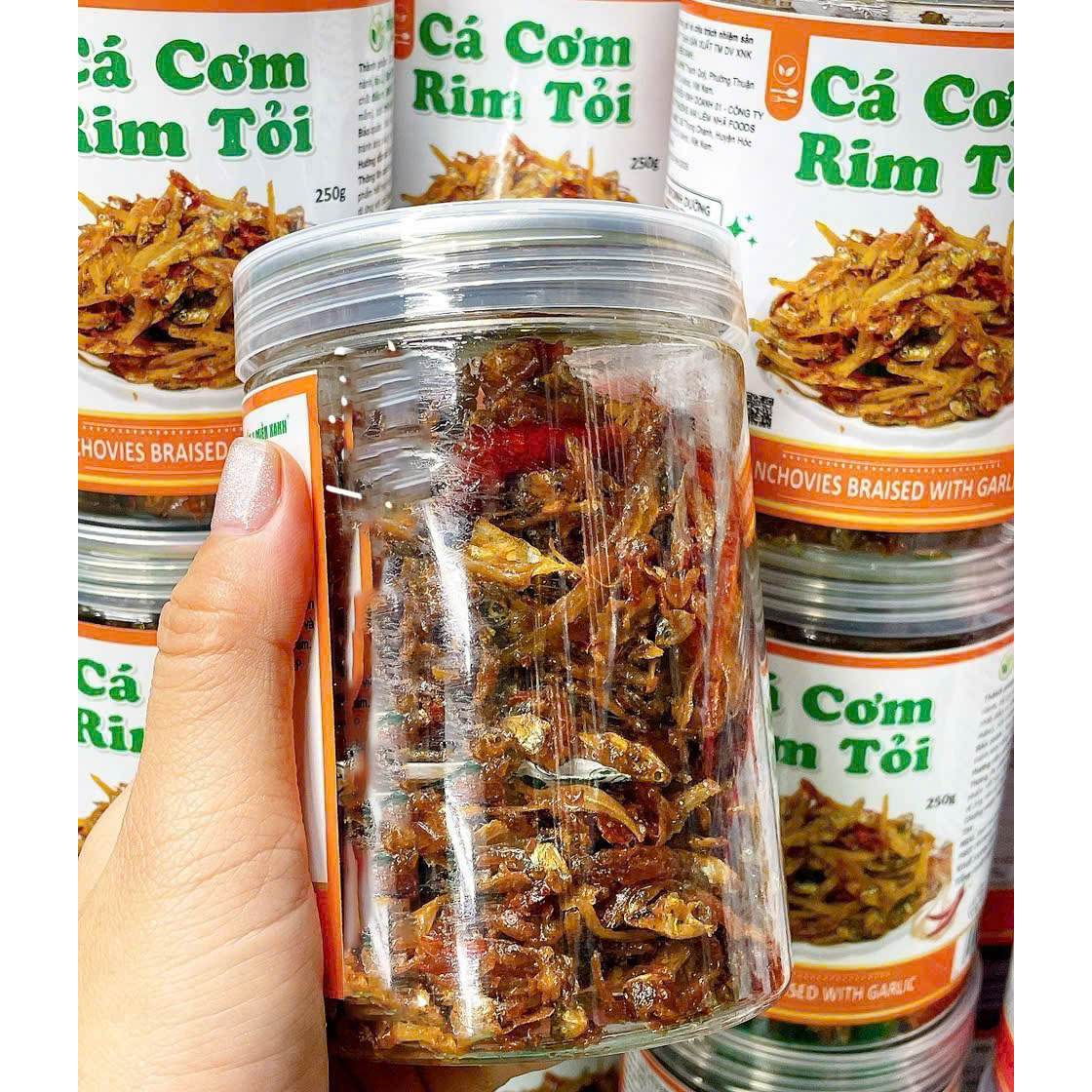 26229_z7198038457293-ba3e91cafda0ca3433ab136f41f40dde_20251110173910-2.png Cá Cơm Rim Tỏi Thơm Ngon 250g Hộp - CCRT250G
