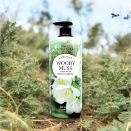 Sữa Tắm Nước Hoa On The Body Màu Xanh Lá Woody Musk 1100ml Cao Cấp - 8801512991038