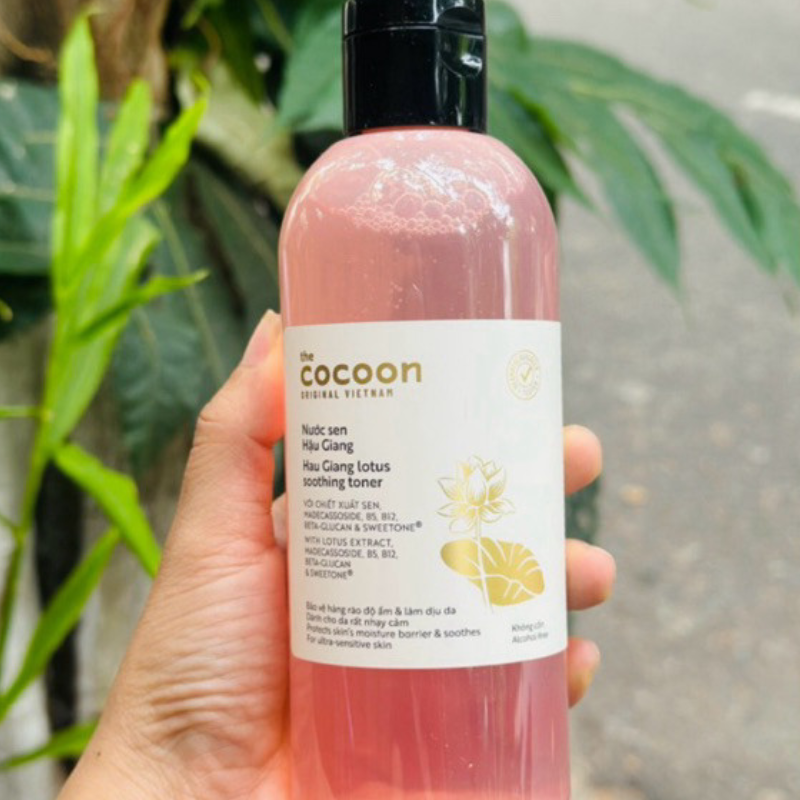 26479_4_20250717114745-2.png Nước Sen Hậu Giang Toner Cocoon 310ml Dành Cho Da Nhạy Cảm - Hỗ Trợ Cấp Ẩm Phục Hồi Da - 8936217700889