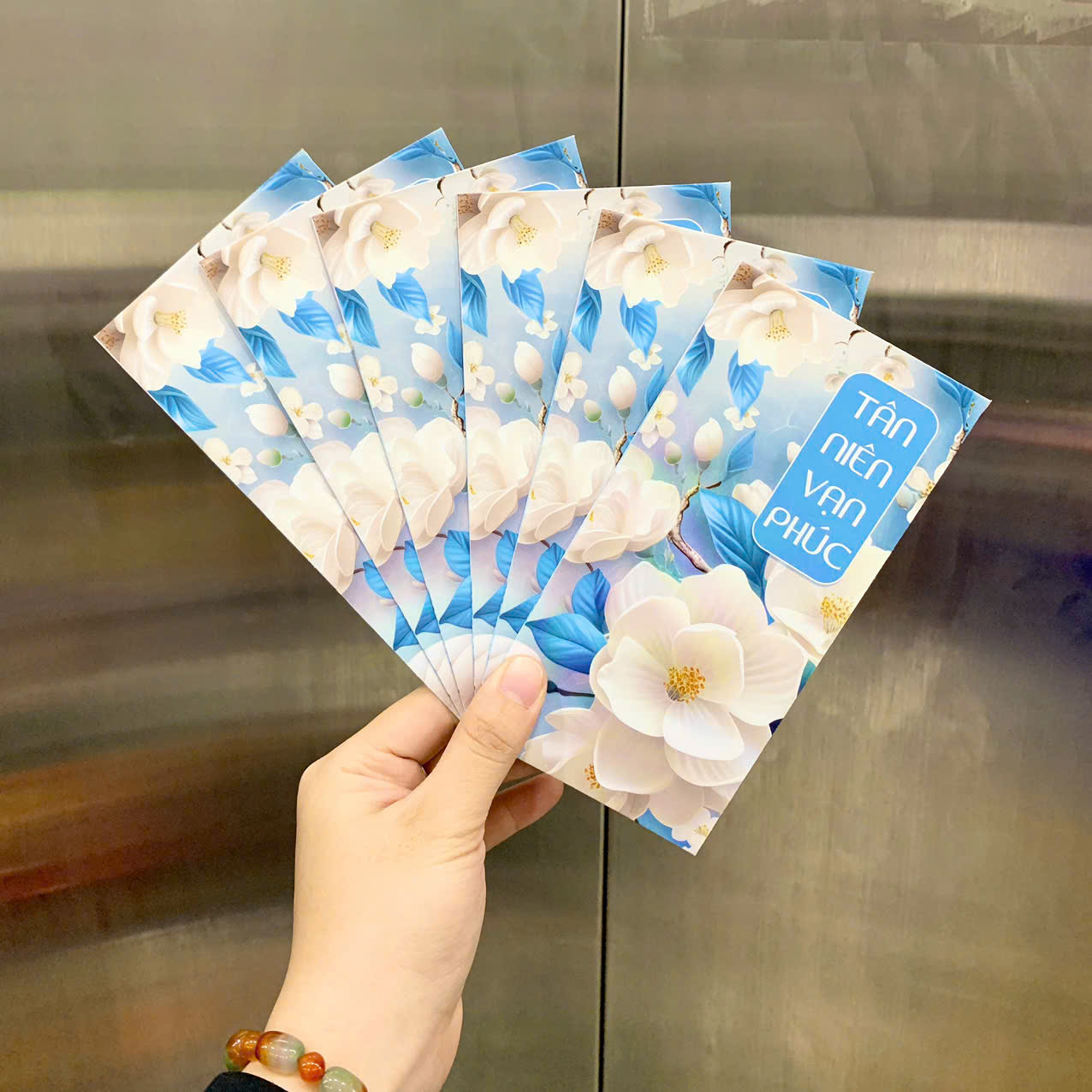 26988_z7271016656814-62e5ab5af7129c3943db7647725d30ac_20251128155231.png Combo 100 Bao Lì Xì Tết Bính Ngọ 2026 - Khách Chọn Tối Đa 10 mẫu - LIXI2026