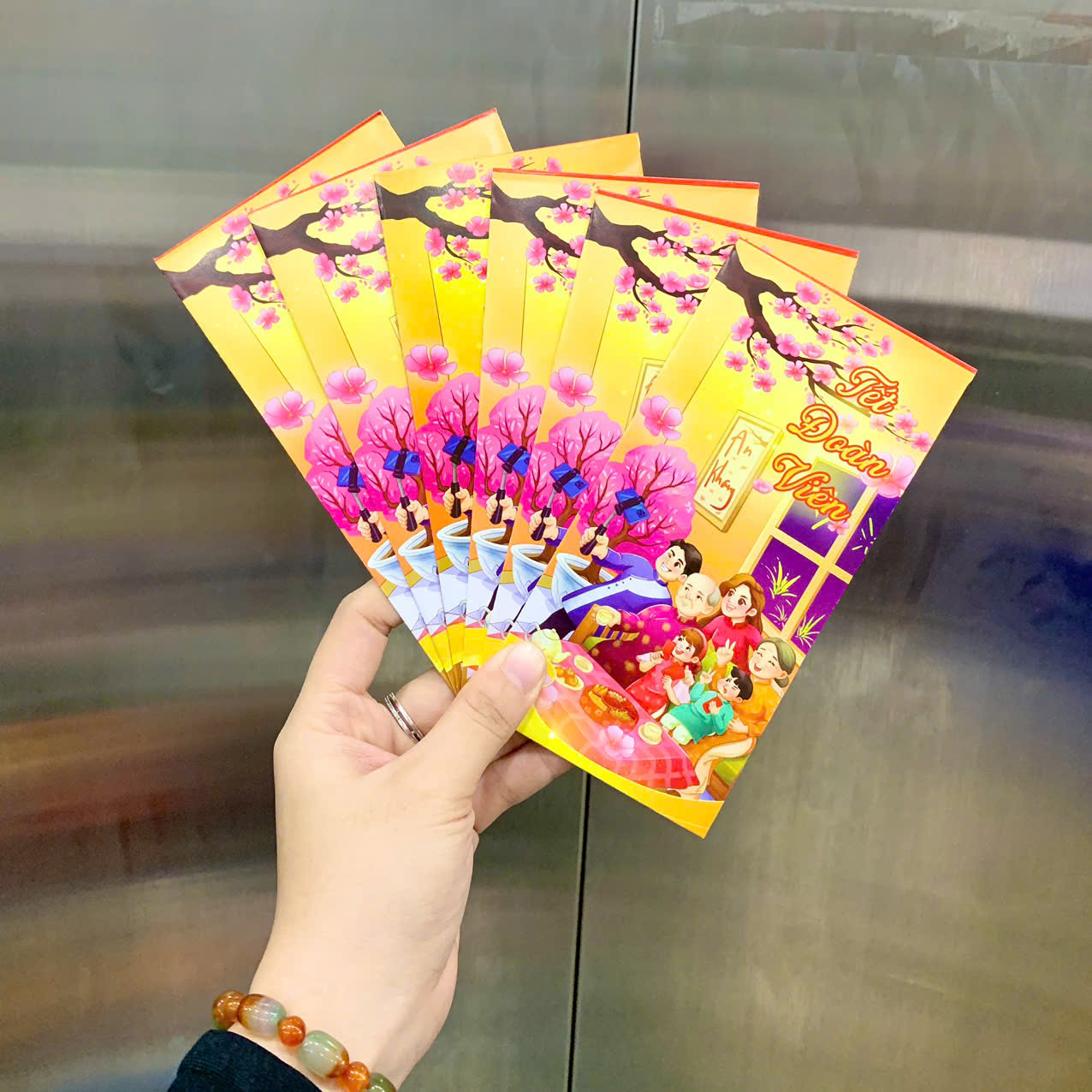 26988_z7271016667084-4ce47fe93cef0aa7b719395026f3ca6a_20251128155233.png Combo 100 Bao Lì Xì Tết Bính Ngọ 2026 - Khách Chọn Tối Đa 10 mẫu - LIXI2026