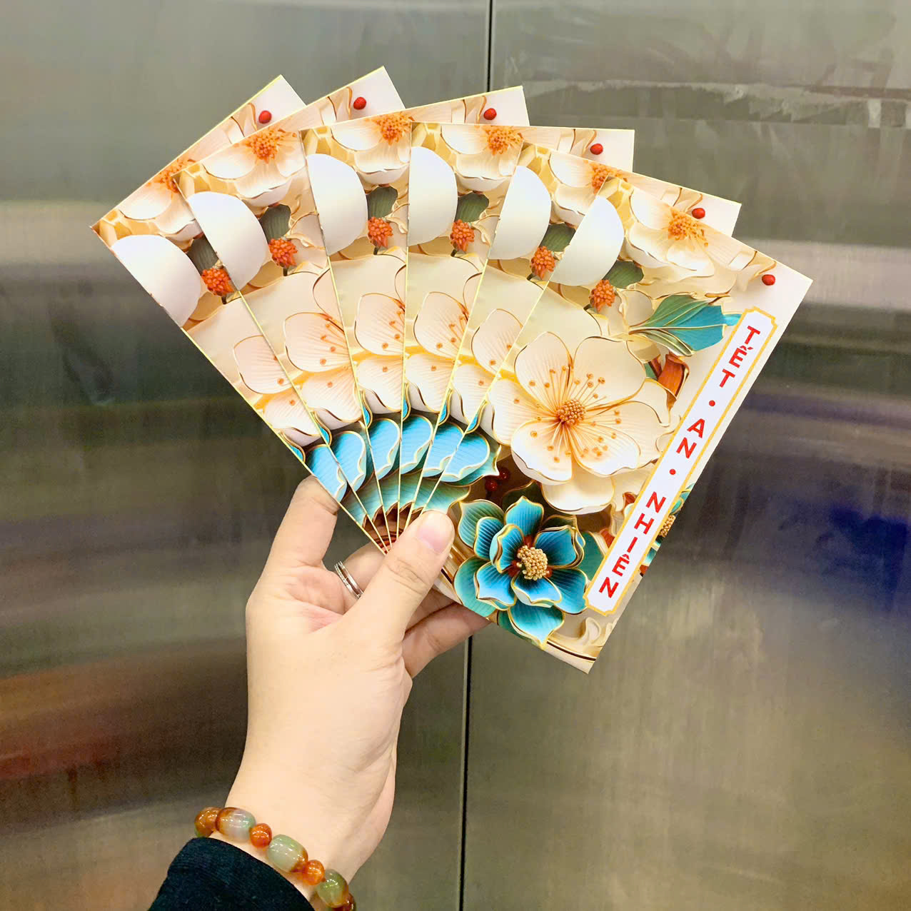 26988_z7271016685015-1b0bd8f0ae4fcd5c0e9cdec880e4c714_20251128155238.png Combo 100 Bao Lì Xì Tết Bính Ngọ 2026 - Khách Chọn Tối Đa 10 mẫu - LIXI2026