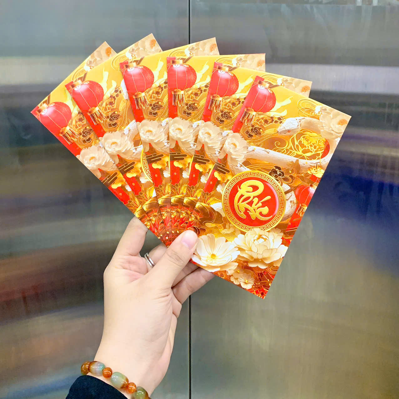 26988_z7271016704486-f7e965790a8a1dfcd328ba56cd082b93_20251128155242.png Combo 100 Bao Lì Xì Tết Bính Ngọ 2026 - Khách Chọn Tối Đa 10 mẫu - LIXI2026