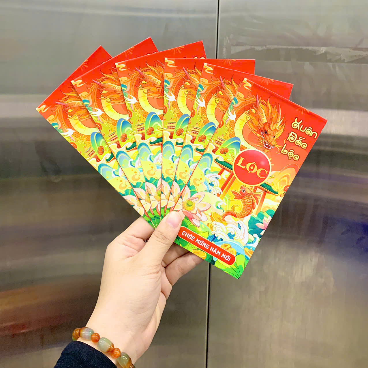 26988_z7271016717488-f8a0233ed535ac816ad835a0cc3c0cf2_20251128155244.png Combo 100 Bao Lì Xì Tết Bính Ngọ 2026 - Khách Chọn Tối Đa 10 mẫu - LIXI2026