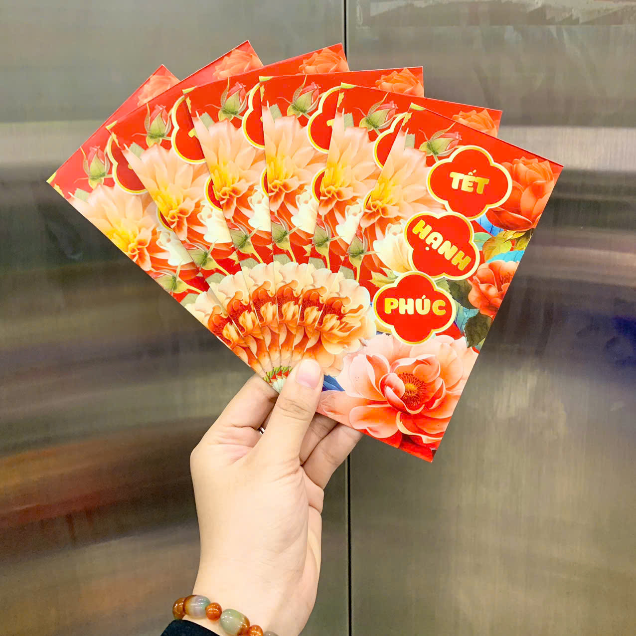 26988_z7271016738244-7b2ce0176c7b0917ec1fbaaef5a0d1dd_20251128155248.png Combo 100 Bao Lì Xì Tết Bính Ngọ 2026 - Khách Chọn Tối Đa 10 mẫu - LIXI2026