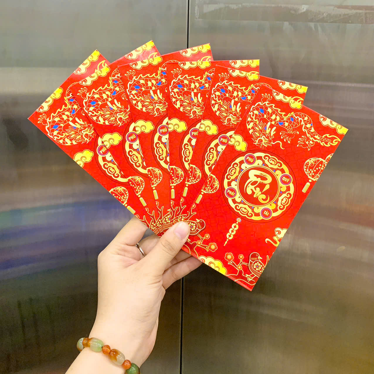 26988_z7271017421398-d88a58fcedbb6aae3359653d8e041533_20251128155213.png Combo 100 Bao Lì Xì Tết Bính Ngọ 2026 - Khách Chọn Tối Đa 10 mẫu - LIXI2026