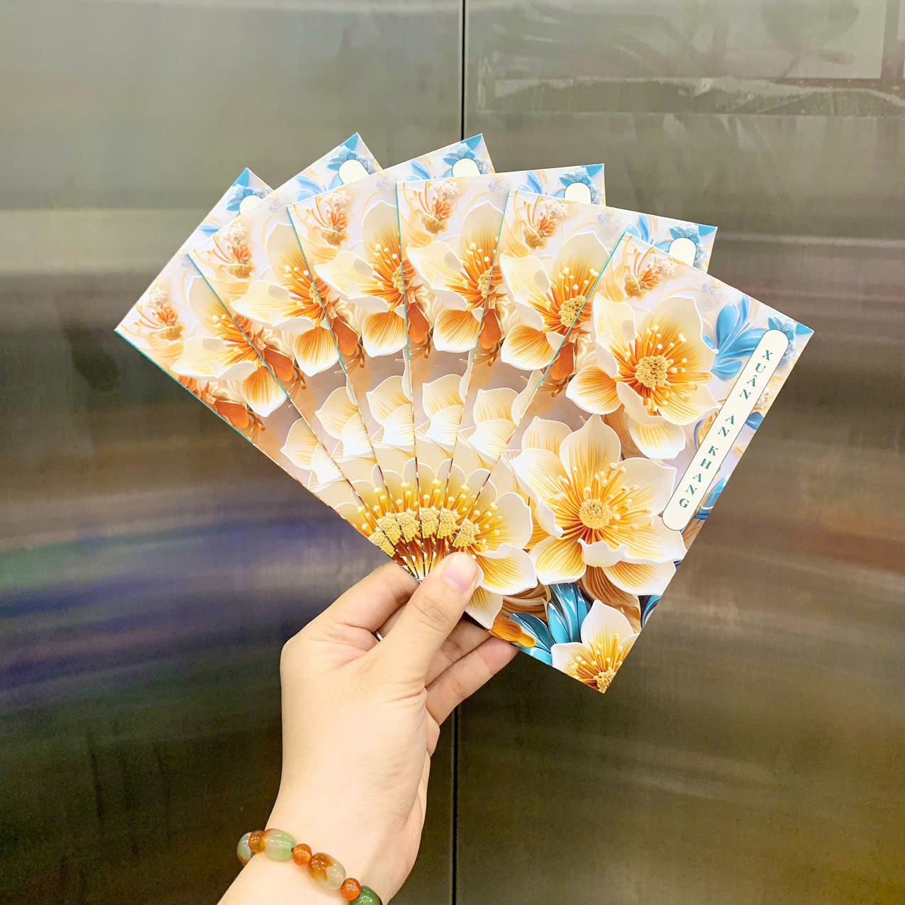 26988_z7271017444038-8c44f9b25468ad94e9b3b6d08c29c761_20251128155219.png Combo 100 Bao Lì Xì Tết Bính Ngọ 2026 - Khách Chọn Tối Đa 10 mẫu - LIXI2026