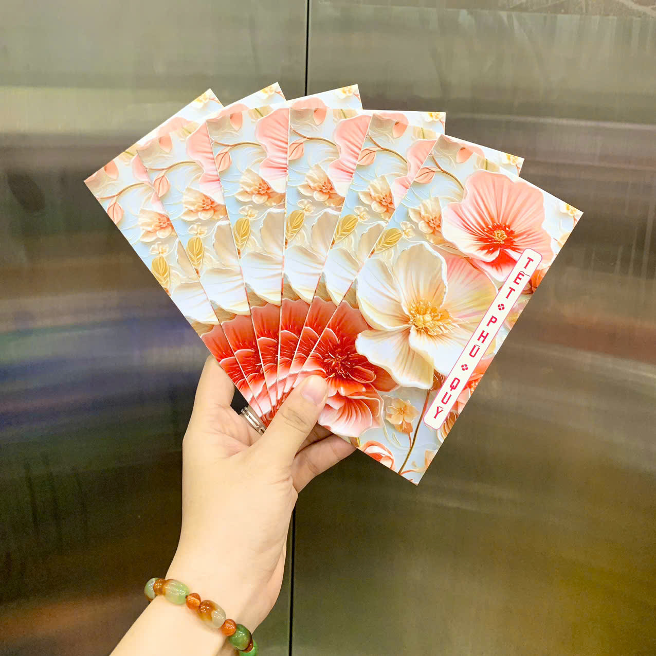 26988_z7271017448791-eff546cf9d6d95b30f482a1c080a5d8a_20251128155220.png Combo 100 Bao Lì Xì Tết Bính Ngọ 2026 - Khách Chọn Tối Đa 10 mẫu - LIXI2026