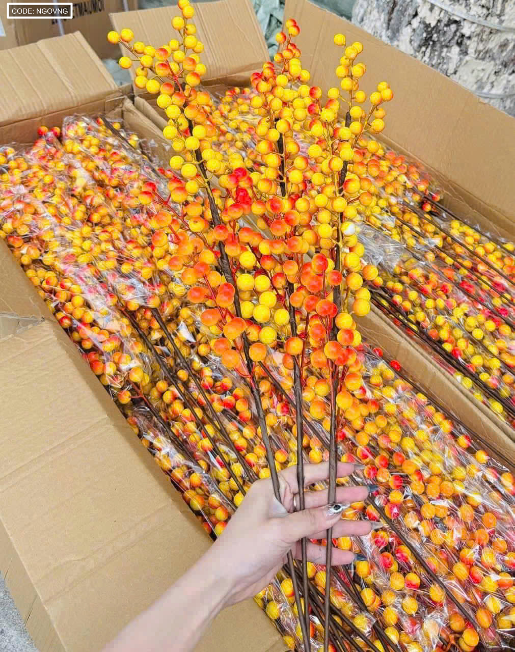 Cành Đông Đào 12 Nhánh Trái Mọng Vàng Dài 90cm Cành Đông Đào 12 Nhánh Trái Mọng Vàng Dài 90cm