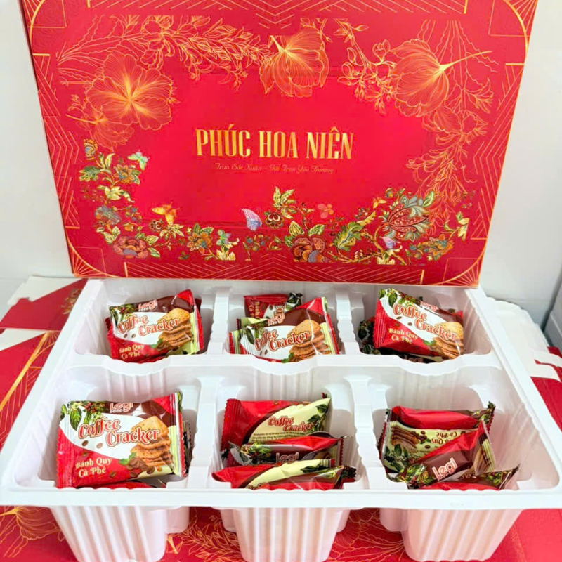 27587_74_20251210105601.png Bánh Hộp Vị Phô Mai, Cà Phê Phúc Hoa Niên - Hộp Bánh Sang Trọng Trang Trí Tết - HBPHN01