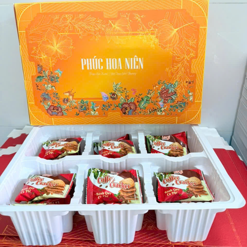 27587_featured_72_20251210105558.png Bánh Hộp Vị Phô Mai, Cà Phê Phúc Hoa Niên - Hộp Bánh Sang Trọng Trang Trí Tết - HBPHN01