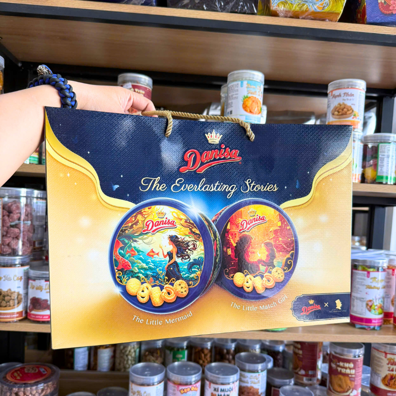 Bánh Danisa Gold Hộp Thiếc - Bánh Quy Bơ Danisa Bản Limitied Edition 992g/Hộp (1 Hộp Thiếc x 908g + 1 Lon Thiếc Có Phát Nhạc 84g) Bánh Danisa Gold Hộp Thiếc - Bánh Quy Bơ Danisa Bản Limitied Edition 992g/Hộp (1 Hộp Thiếc x 908g + 1 Lon Thiếc Có Phát Nhạc 84g)