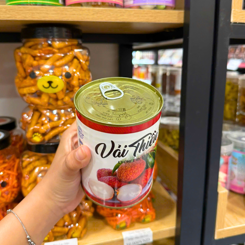 Vải Thiều Lychee In Syrup - Vải Thiều Ngâm Đường Food Club Hộp Trắng 565g Vải Thiều Lychee In Syrup - Vải Thiều Ngâm Đường Food Club Hộp Trắng 565g