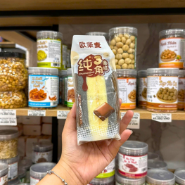 1 Cái Bánh Bông Lan Tam Giác CHUNSANJIAO Vị Socola - Màu Nâu - BBLTGCVS01