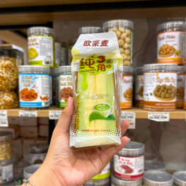 1 Cái Bánh Bông Lan Tam Giác CHUNSANJIAO Vị Trà Xanh - Màu Xanh Lá - BBLTGCVTX01