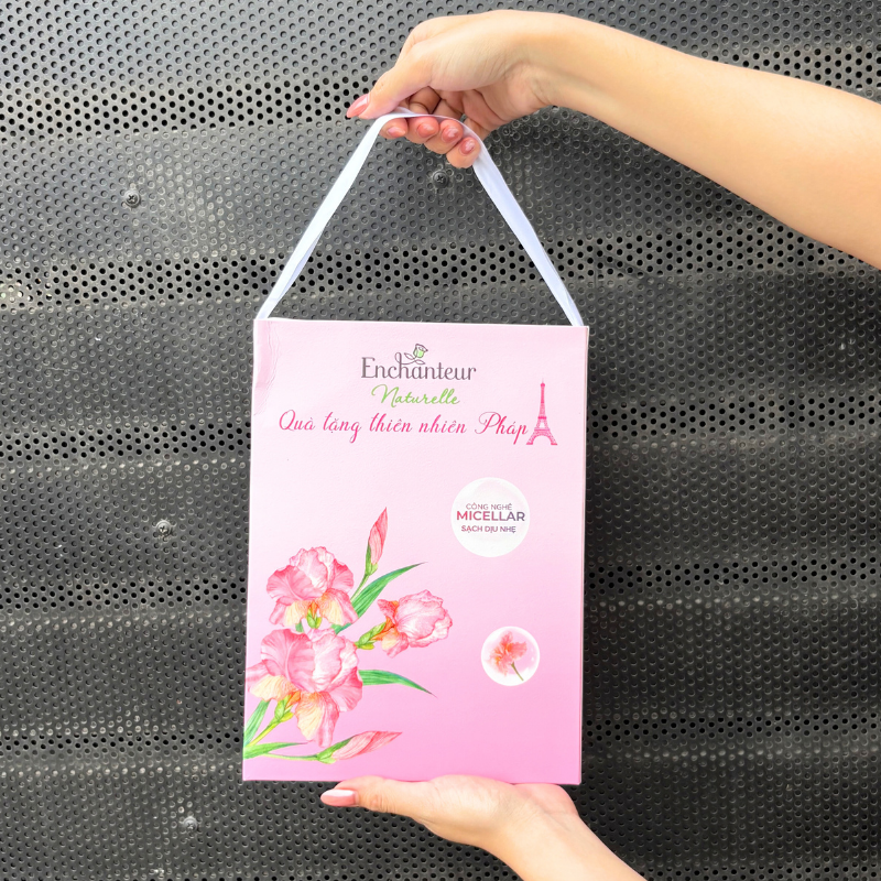 Set Quà Tặng Sữa Tắm Enchanteur Naturelle Hương Hoa Iris & Tẩy Tế Bào Chết Body (Set Màu Hồng) Set Quà Tặng Sữa Tắm Enchanteur Naturelle Hương Hoa Iris & Tẩy Tế Bào Chết Body (Set Màu Hồng)