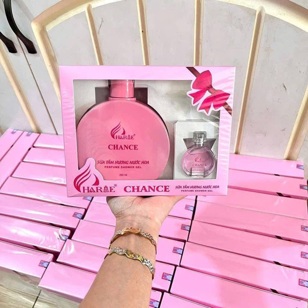 Set Quà Tặng Sữa Tắm Nước Hoa Charme Chance Hồng 250ml + Nước Hoa Charme Chance Set Quà Tặng Sữa Tắm Nước Hoa Charme Chance Hồng 250ml + Nước Hoa Charme Chance