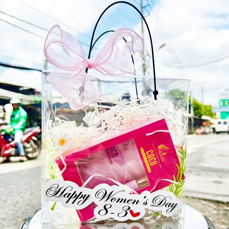 Túi Quà Tặng 8-3 Sữa Tắm Nước Hoa Charme Coco Hồng + Nước Hoa Charme Coco (Có Đèn Chớp) Túi Quà Tặng 8-3 Sữa Tắm Nước Hoa Charme Coco Hồng + Nước Hoa Charme Coco (Có Đèn Chớp)