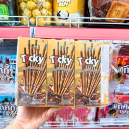 Bánh Que Đũa Phủ Gấp Đôi Socola Ticky Uni Firms Lốc 13 Hộp - Màu Vàng - 8858694610836