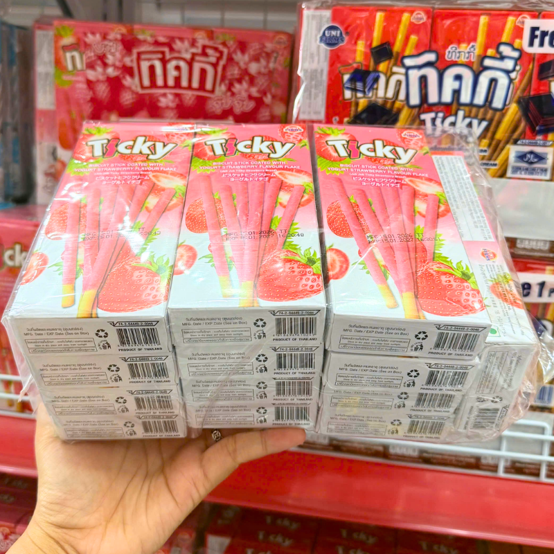 Bánh Que Đũa Phủ Yogurt Dâu Ticky Uni Firms Lốc 13 Hộp - Màu Hồng Bánh Que Đũa Phủ Yogurt Dâu Ticky Uni Firms Lốc 13 Hộp - Màu Hồng