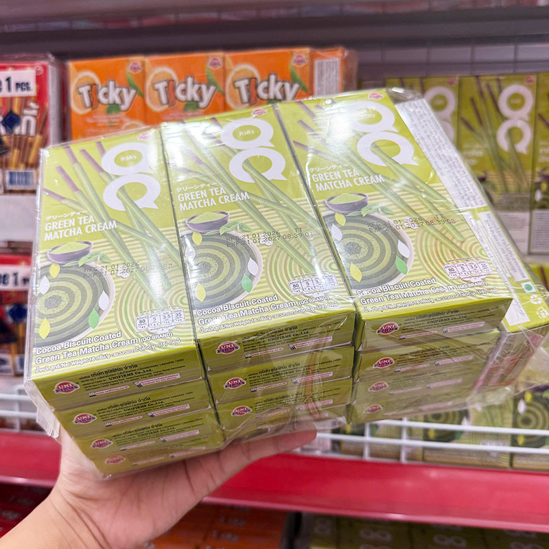 Bánh Que Đũa Phủ Trà Xanh Ticky Uni Firms Lốc 13 Hộp - Màu Xanh Lá Bánh Que Đũa Phủ Trà Xanh Ticky Uni Firms Lốc 13 Hộp - Màu Xanh Lá
