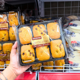 Bánh Bông Lan Vị Nho Laobeijing Foods Khay 6 Cái 183g - 6944876401629