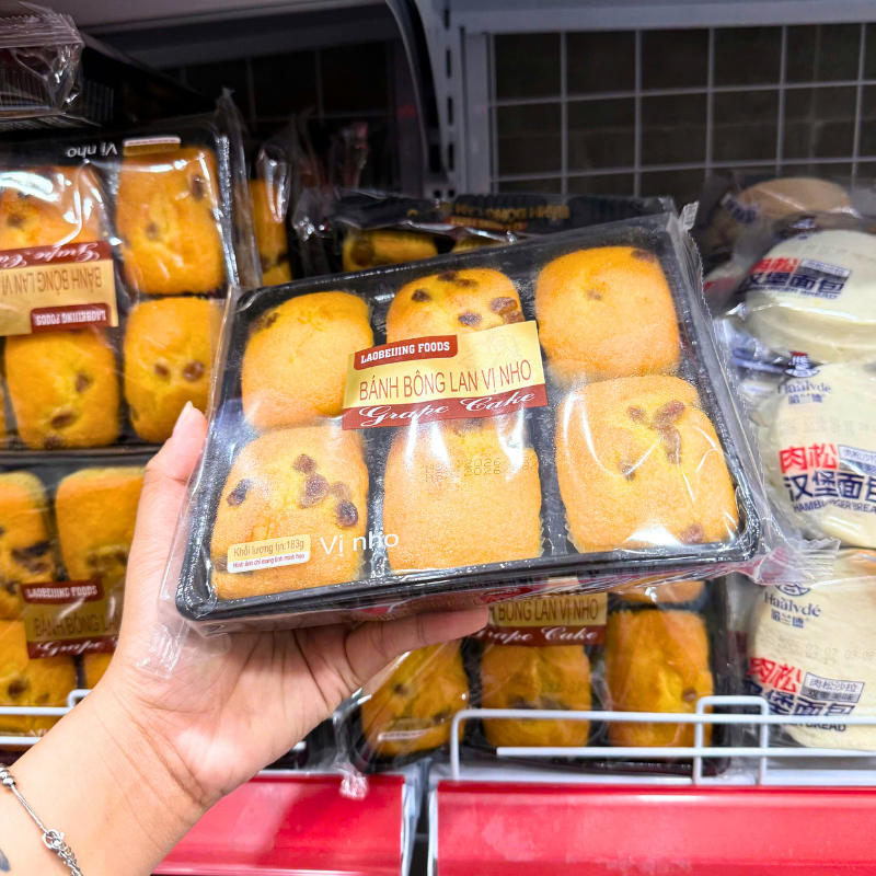1 Thùng Bánh Bông Lan Vị Nho Laobeijing Foods Khay 6 Cái (183g x 24 Khay) 1 Thùng Bánh Bông Lan Vị Nho Laobeijing Foods Khay 6 Cái (183g x 24 Khay)
