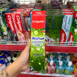 Kem Đánh Răng Colgate Maxfresh Trà Xanh 225g + Bàn Chải Colgate Lông Mềm - 8850006932346