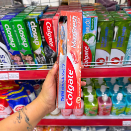 Kem Đánh Răng Colgate Maxfresh Hương Đào Mát Lạnh 225g + Bàn Chải Lông Mềm - 8850006946121
