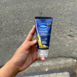 Sữa Dưỡng Thể Vaseline Sáng Mịn Da Tuýp Màu Xanh 70ml - 9556126671736