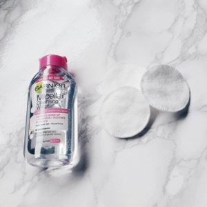 Nước tẩy trang Garnier Micellar Cleansing Water màu hồng giúp bạn dùng thoải mái và tiết kiệm hơn