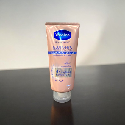 Vaseline Dưỡng Thể 4x Gluta-Hya Niacinamide Tone-Up 300ml
