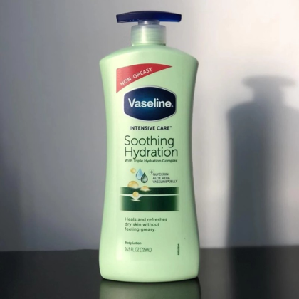 Sữa dưỡng thể Vaseline màu xanh lá Intensive Care Scoothing Hydration 725ml