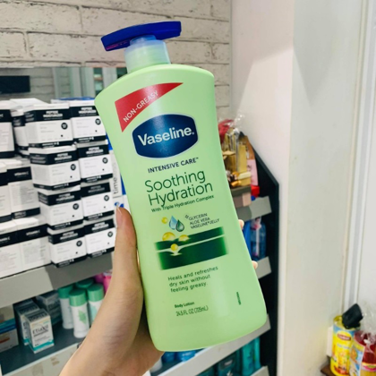 Sữa dưỡng thể Vaseline màu xanh lá Intensive Care Scoothing Hydration 725ml