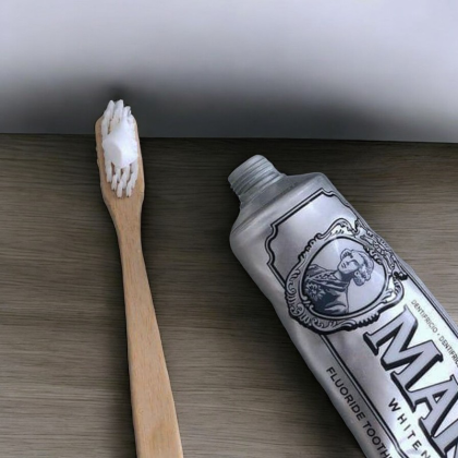 Kem Đánh Răng Marvis Whitening Mint Màu Trắng Vị Bạc Hà Châu Âu 85ml.