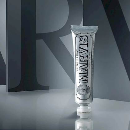 Kem Đánh Răng Marvis Whitening Mint 85ml giúp làm trắng và bảo vệ răng với công thức độc quyền